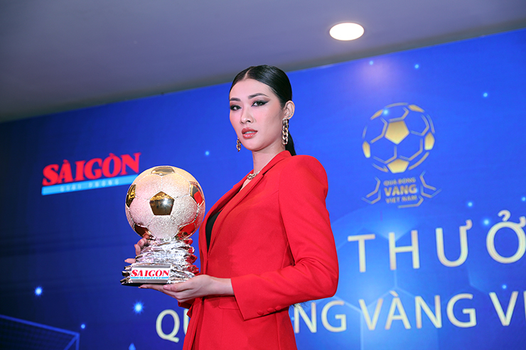 Tường Vy, Hoa hậu du lịch thế giới được yêu thích nhất, giới thiệu danh hiệu Quả bóng vàng Việt Nam sáng ngày 25/11.