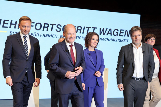 Ông Olaf Scholz (thứ hai từ trái qua) và các lãnh đạo Đảng Xanh, Đảng Dân chủ Tự do tại cuộc họp báo ở thủ đô Berlin - Đức hôm 24-11 Ảnh: Reuters
