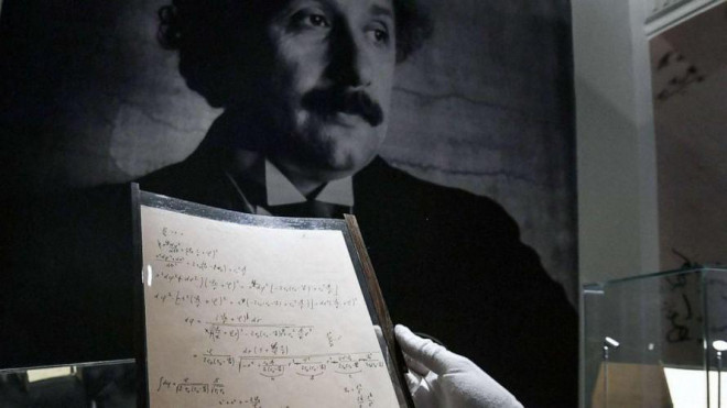 Chân dung Albert Einstein và một trang bản thảo vừa được bán đấu giá 15 triệu USD.