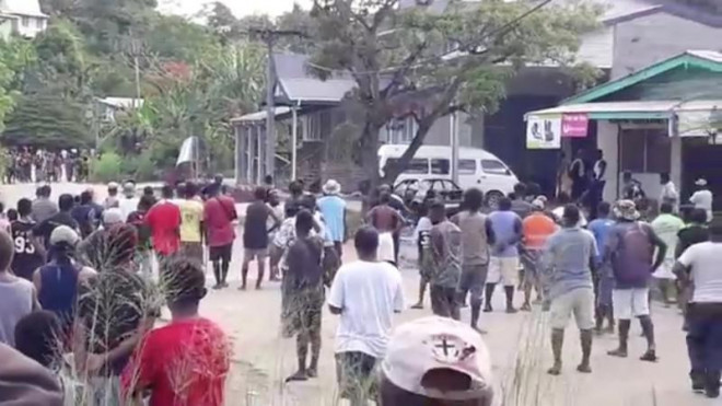 Những người biểu tình tập trung tại một đồn cảnh sát ở thủ đô Honiara. Ảnh: RT