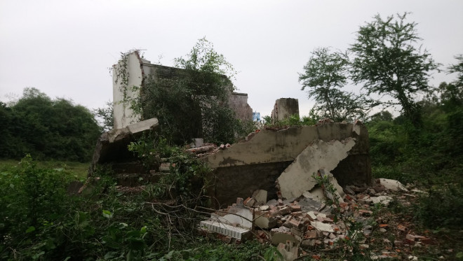 Căn nhà nơi các nạn nhân đập lấy sắt vụn đổ sập