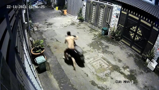 Vụ trộm xe máy xảy ra tại con hẻm trên đường Quốc lộ 1, quận Bình Tân, TP.HCM. Ảnh chụp từ clip