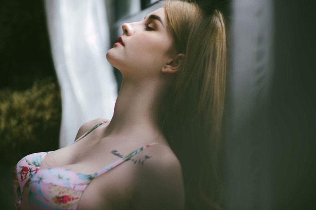 Jessie Vard là người mẫu nội y nổi tiếng trên mạng xã hội từ năm 2016, nhờ bộ ảnh "tắm suối".
