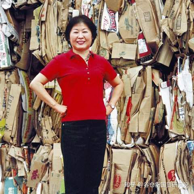 Với 100 triệu đồng tiền tiết kiệm, bà một mình tới Hong Kong để bắt tay hiện thực hóa ý tưởng khởi nghiệp với giấy vụn.
