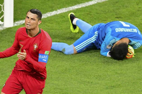 Thủ môn ném bóng xa kỷ lục được Guinness vinh danh, từng khiến Ronaldo ôm hận