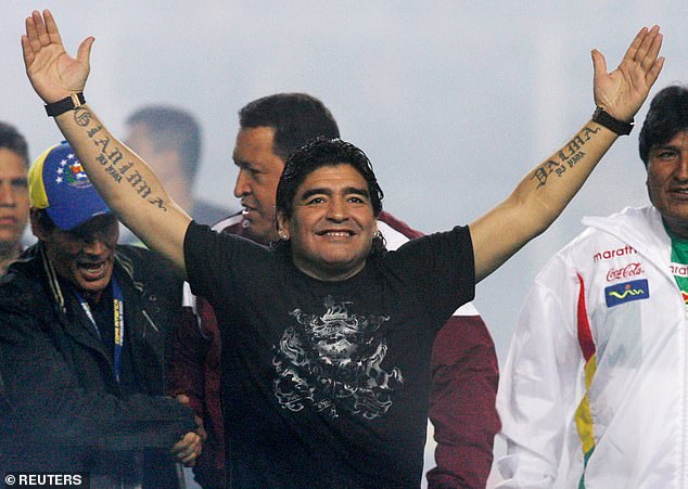 Huyền thoại bóng đá thế giới Diego Maradona (giữa) mất ngày 25/11/2020. Ảnh minh họa: Reuters