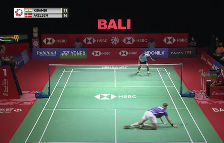 Trái ngược với Momota, Axelsen bò ra sân để cứu cầu đỉnh cao