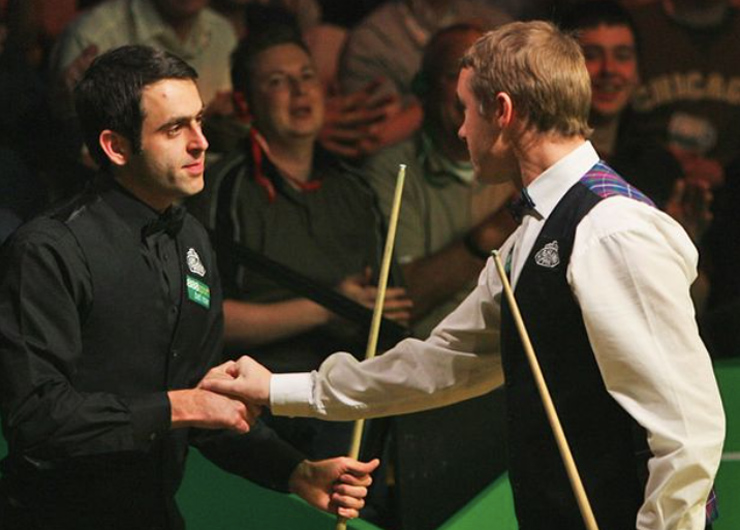 4. Ronnie O'Sullivan (trái). Cơ thủ 6 lần vô địch thế giới O'Sullivan gây sốc vào năm 2006, sau khi thực hiện trượt cơ đánh trong trận với&nbsp;Stephen Hendry, người đàn ông này tiến tới bắt tay đối thủ gửi lời chúc mừng rồi bước ra khỏi giải luôn. Hành động của cơ thủ này khiến khán giả ngơ ngác, họ không hiểu chuyện gì vì trận đấu còn chưa kết thúc. Sau giải, O'Sullivan bị phạt 22.000 USD.&nbsp;