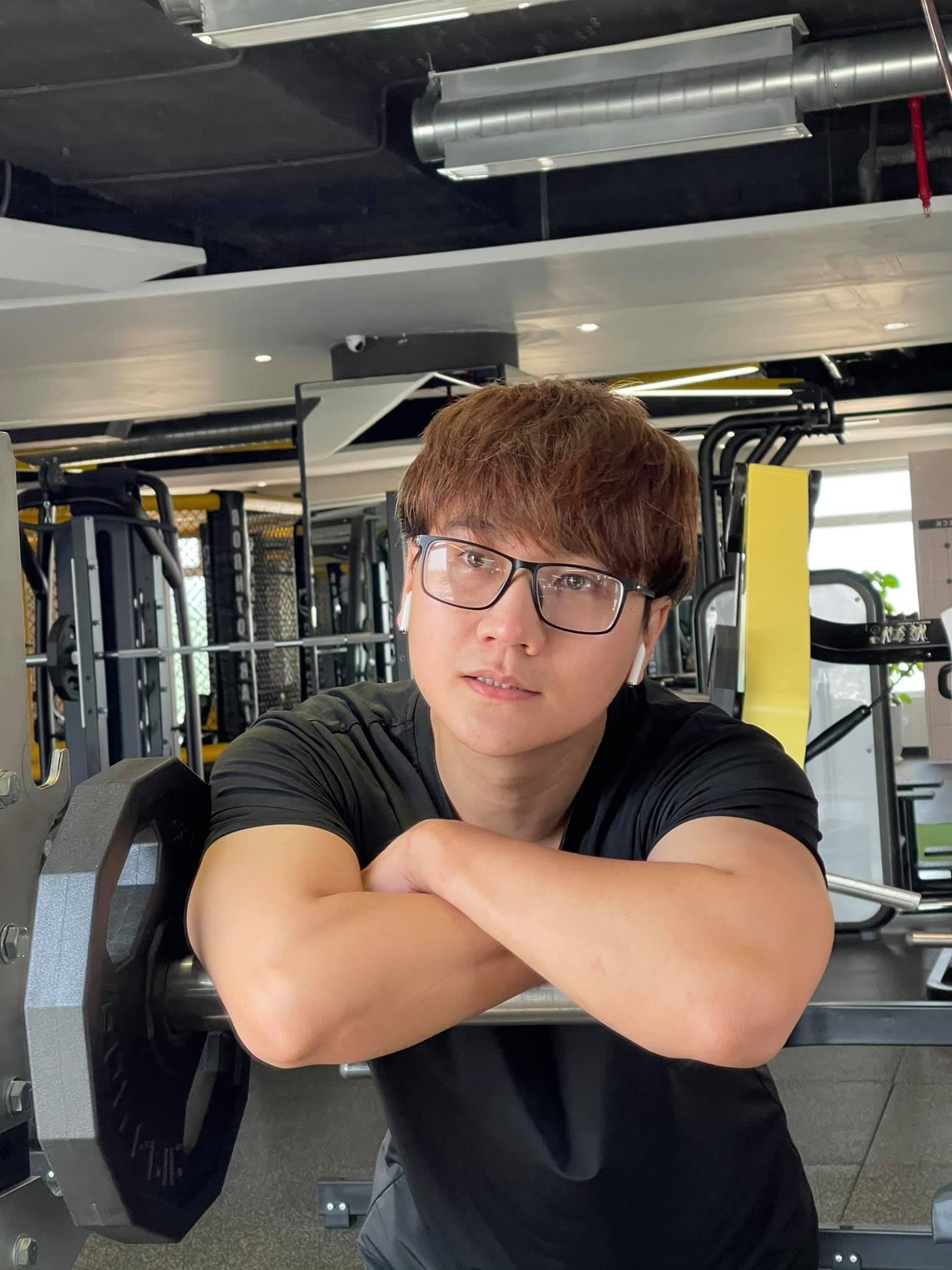 Dù bận rộn Công Tố vẫn chăm chỉ tập gym, có chế độ ăn uống, sinh hoạt lành mạnh&nbsp;