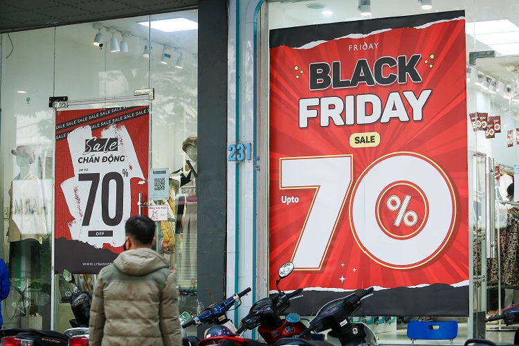 “Black Friday” (Thứ 6 đen tối) luôn là một trong những đợt giảm giá được người tiêu dùng mong chờ nhất chỉ sau lễ hội độc thân 11/11. Đợt “sale” này bắt đầu từ ngày 24-26/11 và đặc biệt đông đúc trong hai ngày cuối tuần.