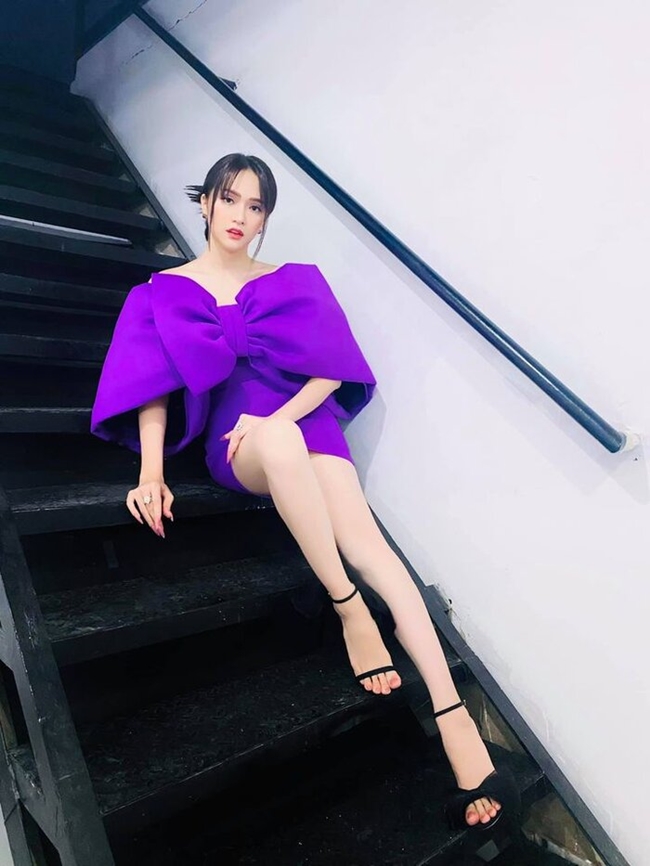 Khi chụp ảnh ở cầu thang, Hoa hậu Chuyển giới khéo léo tạo dáng chéo chân để tránh sự cố. 
