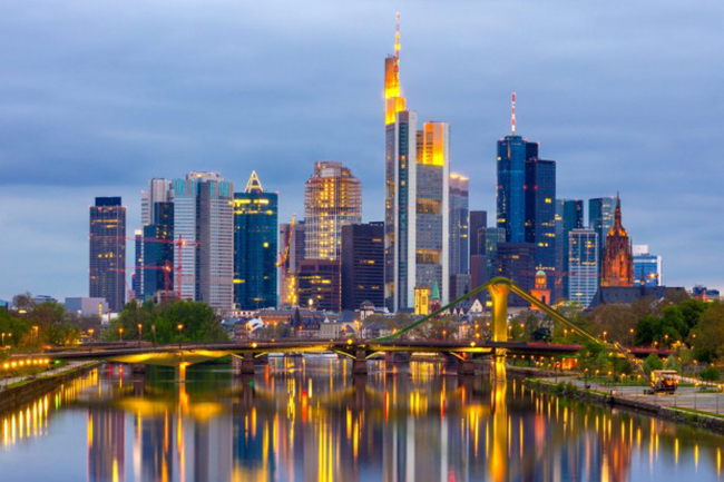 Thành phố Frankfurt, Đức: Ít thành phố hiện đại nào có khung cảnh sông nước hấp dẫn hơn Frankfurt, một điểm đến rất nổi tiếng với ẩm thực, câu lạc bộ đêm và bảo tàng. Những khu phố nằm ngay trên bờ nam của sông Main, mở ra một chuỗi các bảo tàng với kiến trúc đương đại tuyệt vời.
