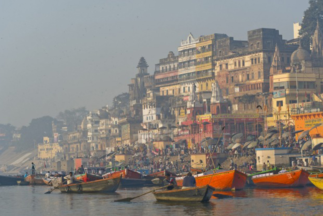 Thành phố Varanasi, Ấn Độ: Thành phố cổ kính với những ngôi đền ven sông và nhiều con hẻm nhỏ dày đặc các xưởng, cửa hàng và quán trà, có lẽ là một trong những nơi thu hút đông du khách nhất thế giới đến để trải nghiệm một nền văn hóa sông Hằng đầy ấn tượng.&nbsp;
