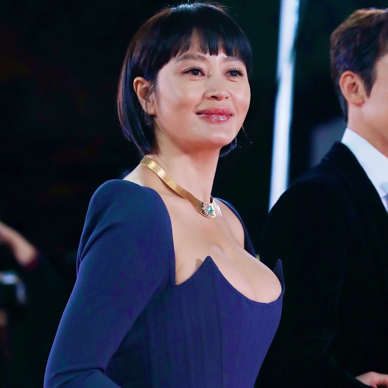 Kim Hye Soo quyến rũ trên thảm đỏ Lễ trao giải Rồng Xanh 2021.