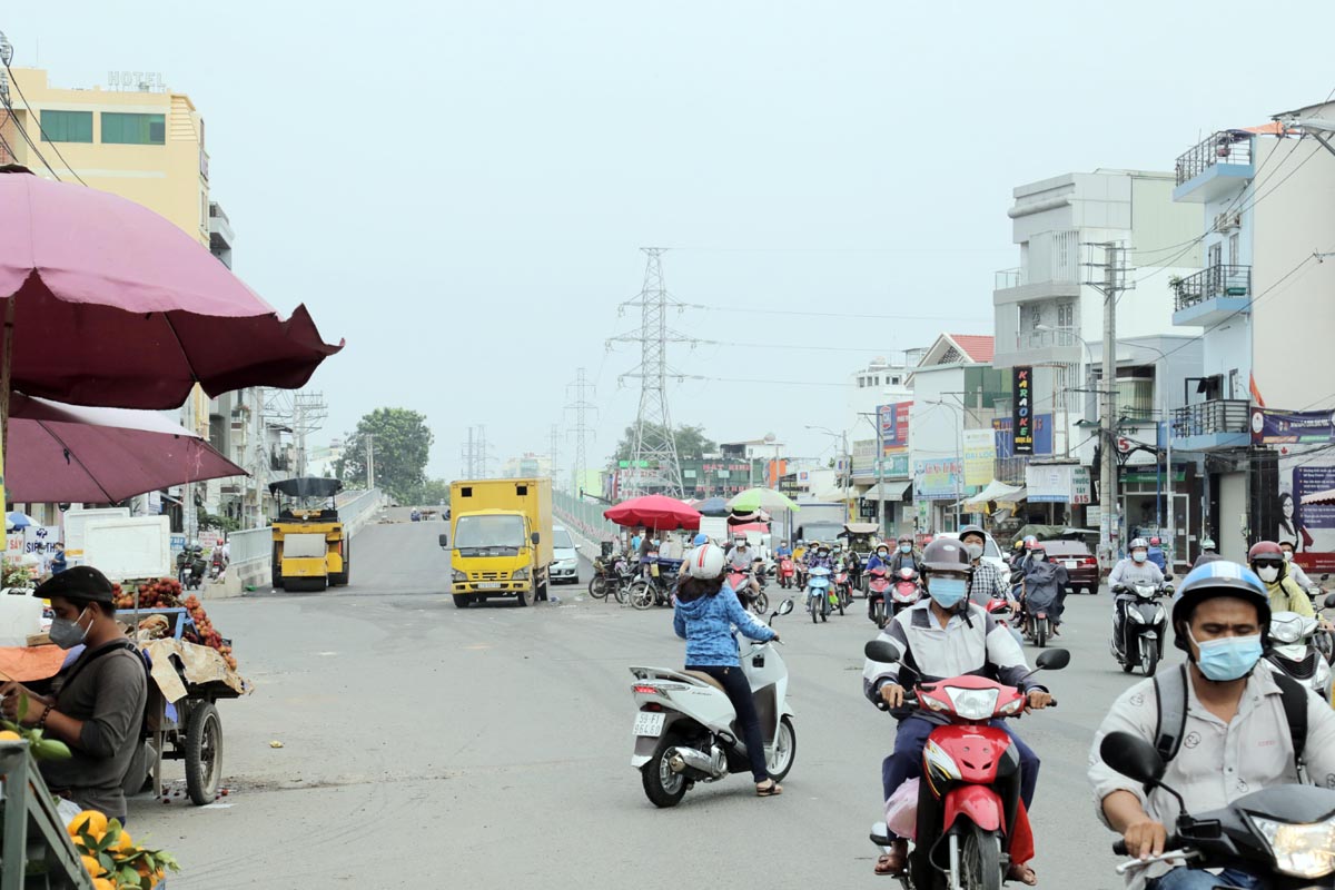 “Mỗi lần kẹt xe ở đây tôi ám ảnh vì phải nhích từng chút một ở đoạn đường khoảng 500m và phải hít mùi hôi thối bốc lên nồng nặc từ kênh. Công trình xây dựng để giải quyết kẹt xe mà thi công kéo dài nên cứ kẹt xe hoài à. Giờ sắp thông xe được nhánh 1, nhánh thứ 2 không biết đợi đến bao giờ”, người phụ nữ tên Hương (ngụ quận Bình Tân) ngán ngẫm nói.