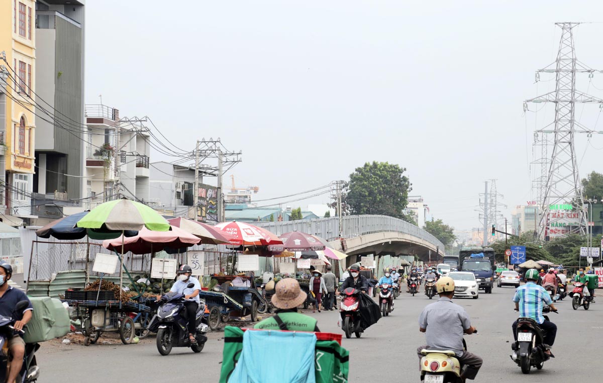 Nhánh cầu còn lại dự kiến hoàn thành vào ngày 2/9/2022. Sau khi hoàn thành cầu Bưng sẽ góp phần giảm tải giao thông cho đường Lê Trọng Tấn.