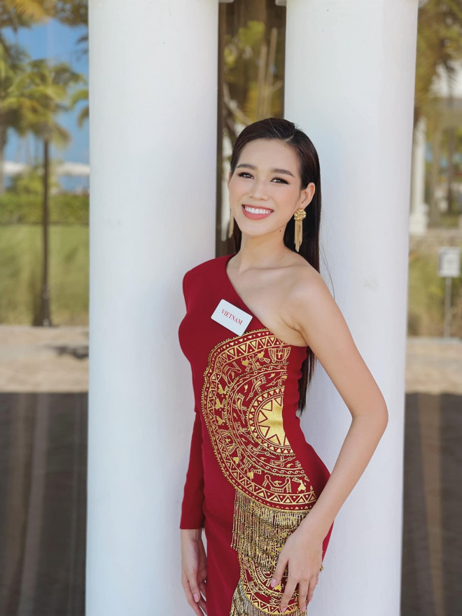 Đỗ Thị Hà diện váy lệch vai quyến rũ, rạng rỡ đọ sắc bên đương kim Hoa hậu thế giới - hình ảnh 4