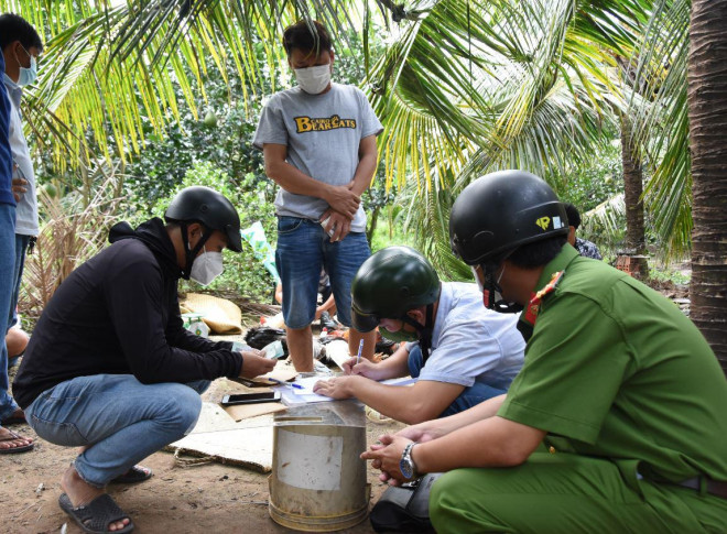 Kiểm tra tang vật trên người các đối tượng