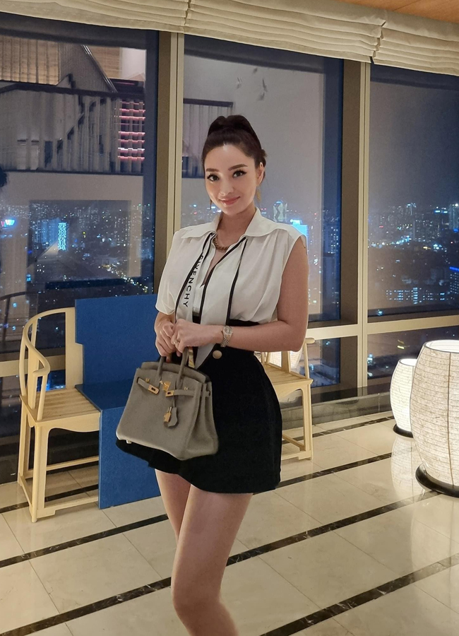 Nhờ ngoại hình đẹp, cô tự tin lăng xê nhiều xu hướng thời trang hot.
