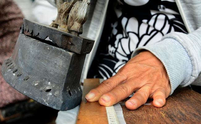 Ép giấy là tên gọi đơn giản của nghề bọc ni lông cho giấy tờ, sách vở,… Trước kia, nghề này từng rất thịnh hành ở Sài Gòn.
