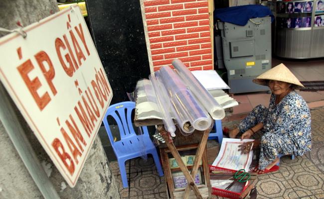 Đồ nghề của người ép giấy chỉ là một chiếc bàn là than, thước kẻ, tập ni lông dùng để ép giấy và một vài món đồ tự chế khác.