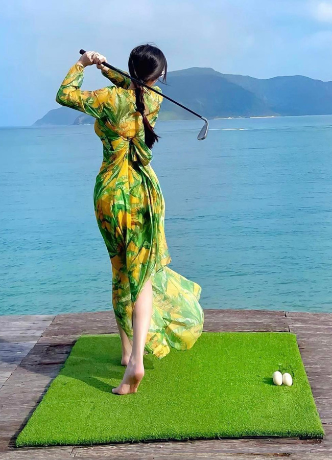Ấn tượng nhất phải kể đến set bikini mặc đi chơi golf.
