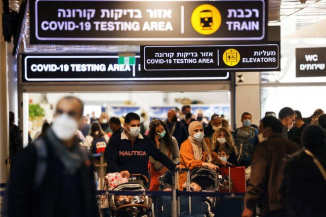 Du khách ra khỏi khu vực xét nghiệm ở sân bay quốc tế Ben Gurion (Israel) ngày 28-11. Ảnh: Reuters