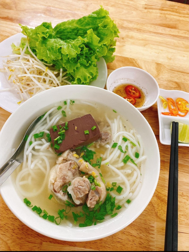 Cọng bánh canh gốc được làm từ gạo móng chim hoặc gạo bằng phệt, bằng Miên