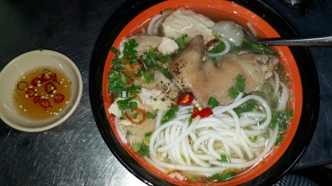 Tô bánh canh Trảng Bàng trong chợ Hồ Thị Kỷ (quận 10, TP HCM)