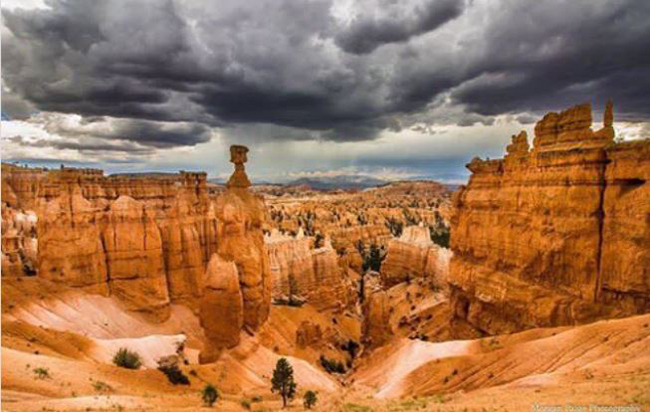 Bryce Canyon không thực sự là một hẻm núi, mà là một tập hợp các khu rừng đá tự nhiên chạy dọc theo cao nguyên Paunsaugunt. Nơi đây nổi tiếng với những khối đá đặc biệt và tuyệt đẹp như lều đá, ống khói cổ tích hoặc kim tự tháp...
