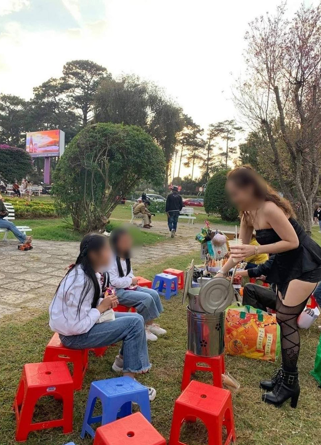 Loạt khoảnh khắc một cô gái bán bánh tráng trộn, diện váy áo ngắn với quần tất lưới trong tiết trời giá lạnh ở hồ Than Thở, Đà Lạt (Lâm Đồng) nhanh chóng được lan truyền trên mạng xã hội. 
