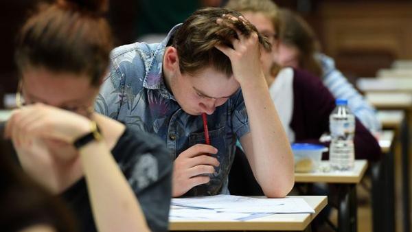 Nhiều người cho rằng đây là câu hỏi oái oăm, không công bằng. Ảnh minh họa: AFP via Getty Images.