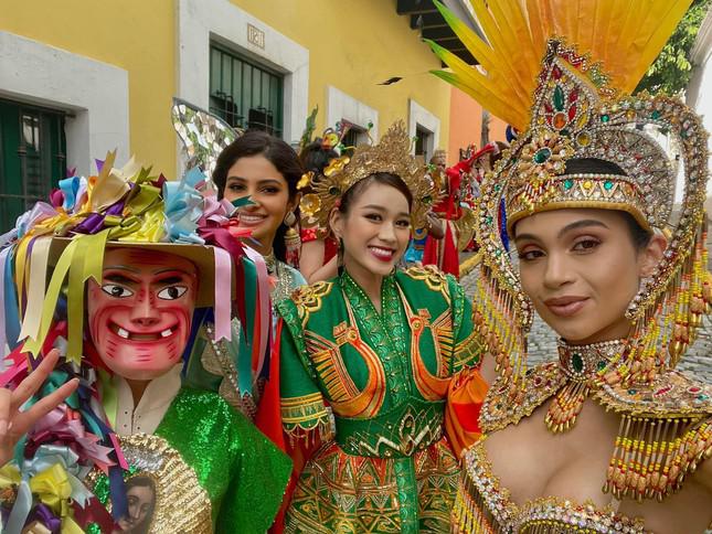 Đỗ Thị Hà mặc trang phục Nhụy Kiều Tướng Quân, rạng rỡ ở phần thi Dance of the World - 1