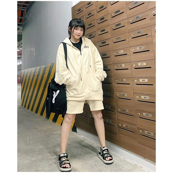 Hoodie nhà SLY trẻ trung, năng động làm nổi bật phong cách của người mặc 