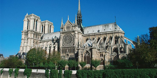 Nhà thờ Đức Bà Paris là một trong những di sản thế giới được UNESCO công nhận. Nó được nhiều người biết đến là một kiệt tác kiến trúc. Notre-Dame được cho là bị ám bởi những hồn ma của những nhân vật quyền lực người Pháp.
