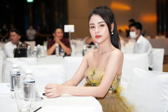 Khi tham gia các sự kiện, Lương Thu Trang chọn mặc các thiết kế váy dạ hội với phần cúp ngực.
