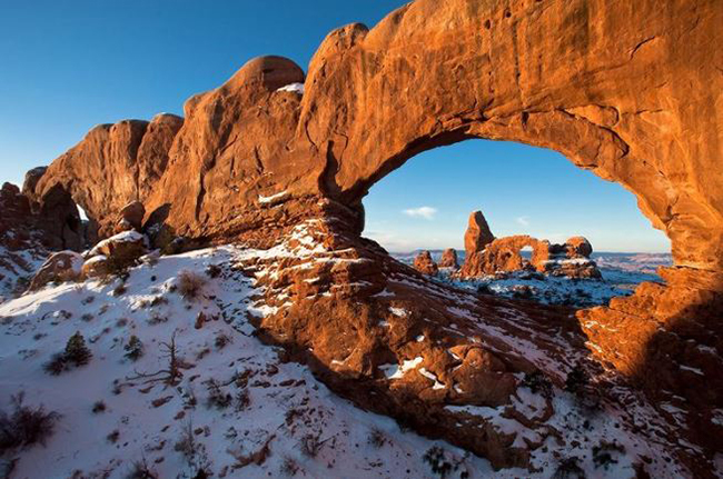 Vườn quốc gia Arches nằm tiếp giáp với sông Colorado và chỉ cách Moab hơn 6km về phía bắc. Đây là nơi có mật độ mái vòm đá tự nhiên lớn nhất trên thế giới.

