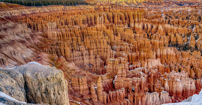 Vườn quốc gia Bryce Canyon là một nơi tuyệt đẹp và thực sự không thể bỏ qua khi đến thăm Utah. Khi bước vào hẻm núi Bryce, du khách sẽ ngẩn người kinh ngạc bởi một khu rừng của những kỳ quan đá đỏ. Đây là kết quả của quá trình đóng băng và tan băng qua hàng triệu năm của thiên nhiên, tạo ra cánh đồng đá hũng vĩ, ấn tượng này.
