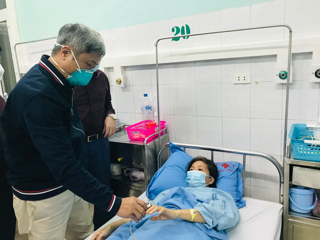 Thứ trưởng Nguyễn Trường Sơn thăm và động viên, chia sẻ người bệnh đang điều trị, theo dõi sức khoẻ tại BVĐK tỉnh Thanh Hoá (Ảnh: Thái Bình)
