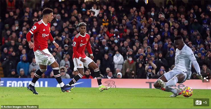 Sancho không chuyền cho Rashford mà tự mình ghi bàn mở tỷ số cho MU vào lưới Chelsea