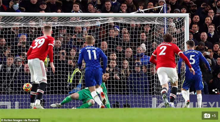 Jorginho chiến thắng De Gea trong quả penalty mà tiền vệ người Italia thực hiện thành công cho "The Blues"