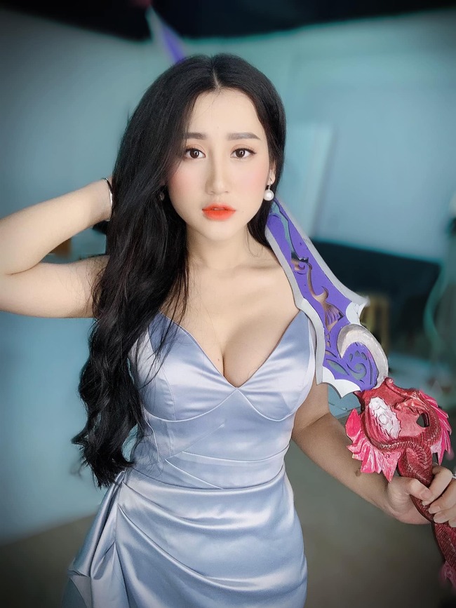 Hot girl 9X chia sẻ:&nbsp;“Bình thường lên đơn vị thì mặc quân phục theo quy định nhưng ngoài đời thì tôi đa dạng với các loại phong cách. Lúc thì bánh bèo, nữ tính lúc thì khỏe khoắn, năng động. Còn thỉnh thoảng mặc sexy một chút là do yêu cầu công việc, chụp mẫu ảnh”.
