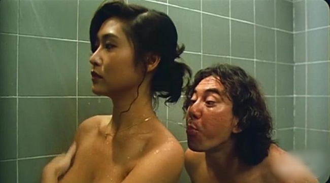 Trong phim, Diệp Ngọc Khanh đóng vai cô vợ bị mù. Trong lúc đi tắm, cô không hay biết bản thân bị gã đàn ông biến thái Chu Sâm (Huỳnh Thu Sinh) rình mò. Cảnh quay này trở thành một trong những phân cảnh kinh điển của làng giải trí Hong Kong. 
