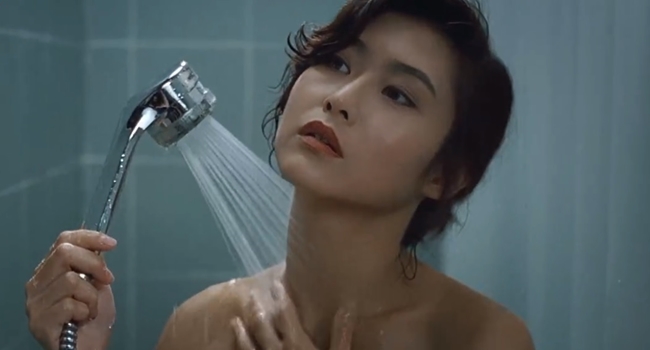 Do không hay biết bản thân bị gã đàn ông lạ rình mò, nhân vật A Hương do nữ hoàng phim 18+ đóng vẫn thản nhiên tắm dưới vòi hoa sen.
