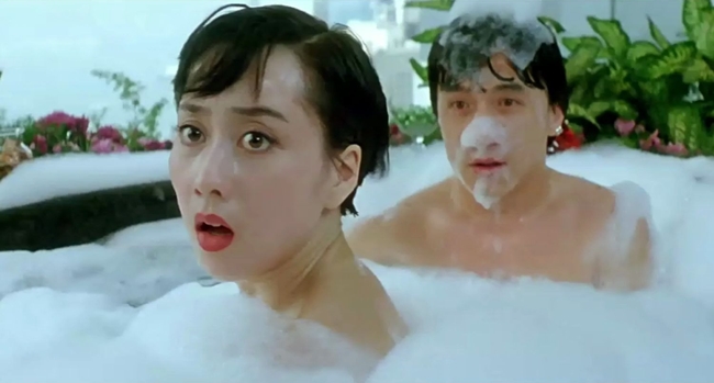 Hoa hậu châu Á 1986 có cảnh tắm chung nóng bỏng với Thành Long trong phim Song long hội (1985). Sau lần hợp tác chung, "vua kungfu" thừa nhận bị "cảm nắng" trước nhan sắc của Lợi Trí. Truyền thông Hong Kong thời gian này còn đưa tin Thành Long nhiều lần tìm cách theo đuổi Lợi Trí. Anh còn dùng uy tín và tên tuổi là một ngôi sao hạng A để chiếm được tình cảm của người đẹp.
