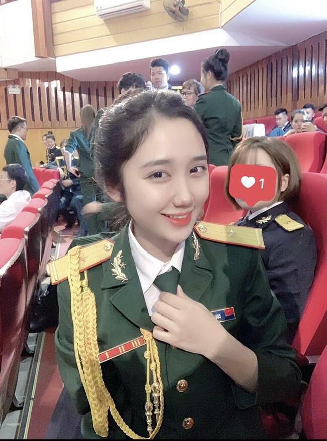 Nguyễn Thị Nga (nghệ danh Mina Young) được dân mạng yêu mến gọi là hot girl quân nhân. 
