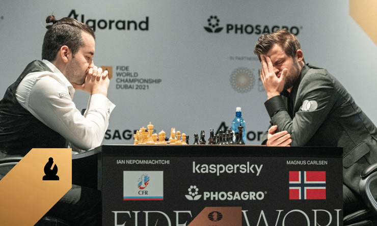 Carlsen (phải) nóng vội chơi "tốc chiến tốc thắng" để về xem bóng đá