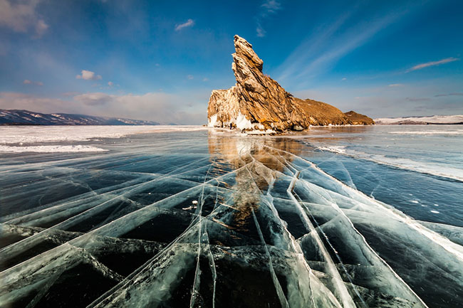 Có 22 hòn đảo ở hồ Baikal, trong đó Olkhon là hòn đảo lớn nhất. Phần lớn hòn đảo là đá granit và gneis.
