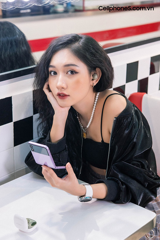 Gọn gàng nhỏ nhắn khi gấp gọn, mở ra khai phóng màn hình 6.9”