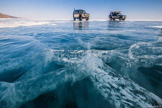 Nếu muốn đến hồ Baikal vào mùa đông, bạn nên bay đến Irkutsk thay vì đi ô tô từ Ulan-Ude. Ngoài ra, bạn cũng nên sắp xếp việc đưa đón trước thông qua một công ty du lịch hoặc với chủ nhà trên đảo Olkhon.
